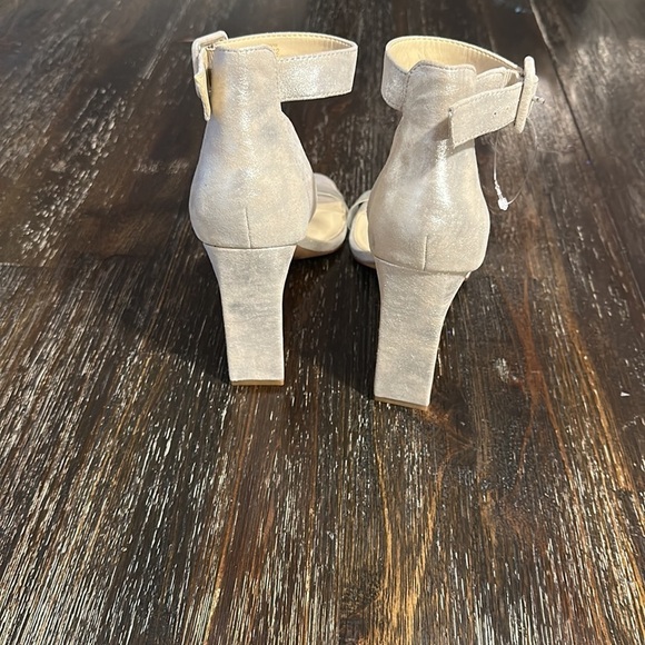 COPY - NWOB Vince Camuto Bevvyn Brushed Silver Metallic Heel - Picture 3 of 10